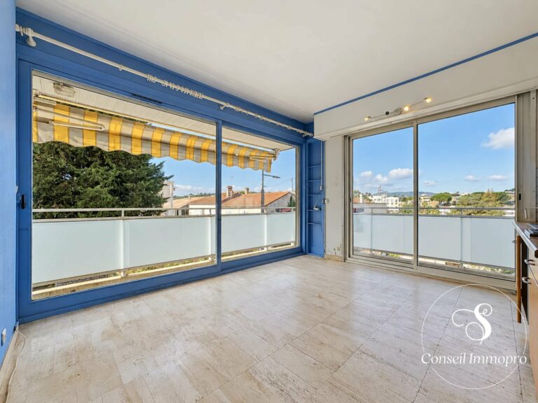 CANNES – STUDIO LUMINEUX AVEC BALCON
